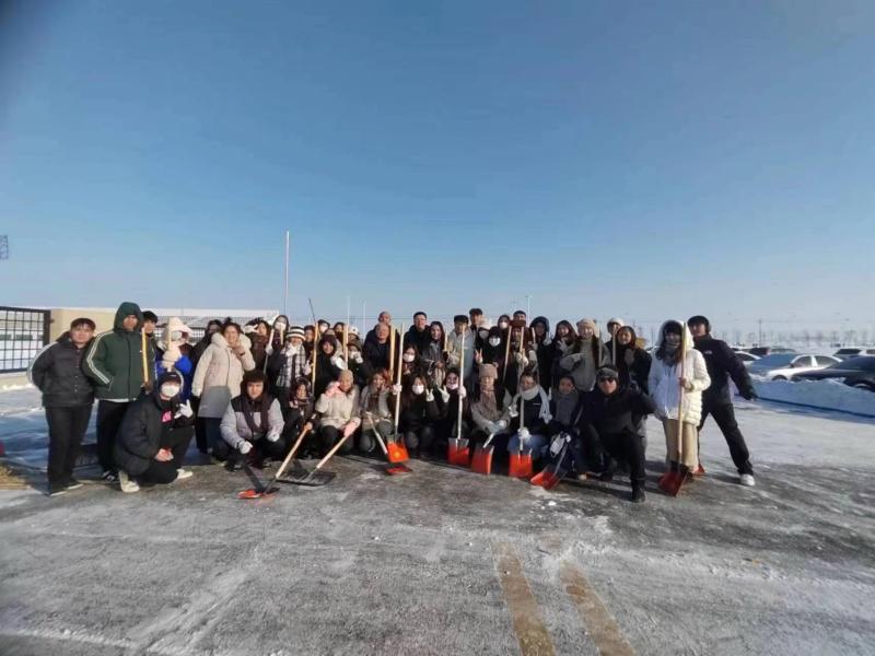 “以雪为令 温暖出行”我院开展清雪除冰活动