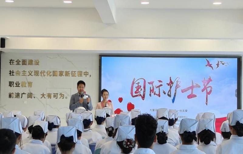 生长护士步队  优化照顾护士效劳--mg冰球突破“5.12国际护士节”庆；疃