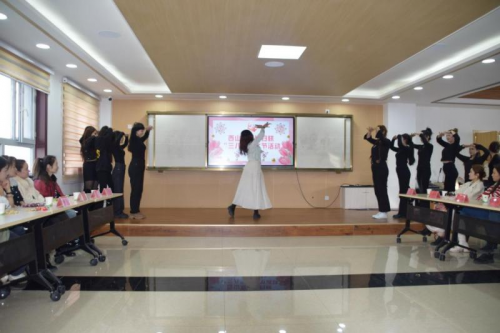 《艺与生涯》大学生下社区文艺展演