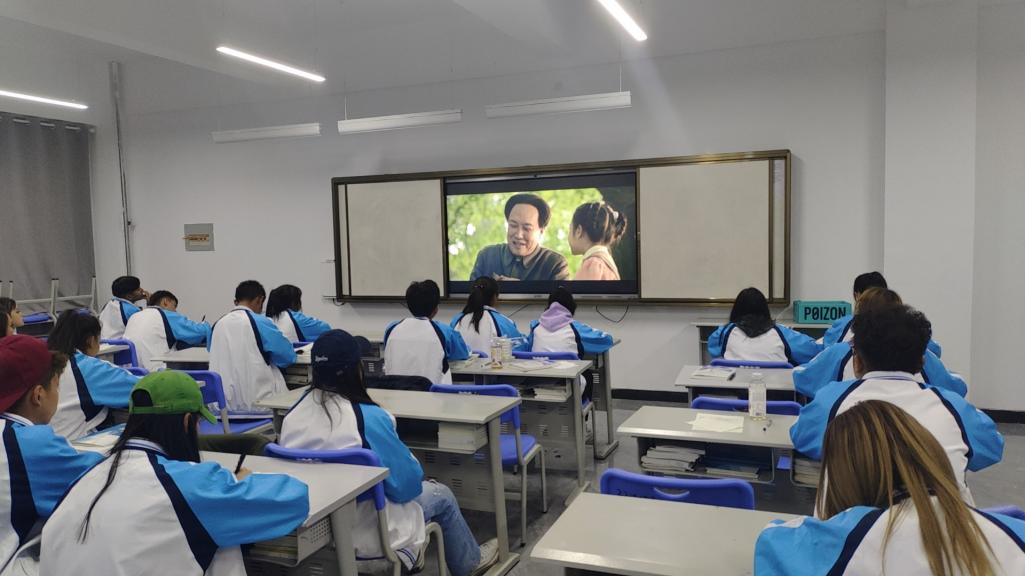 寓目红色影戏，重温革命历史，罗致奋进实力——经济治理学院组织寓目爱国影片