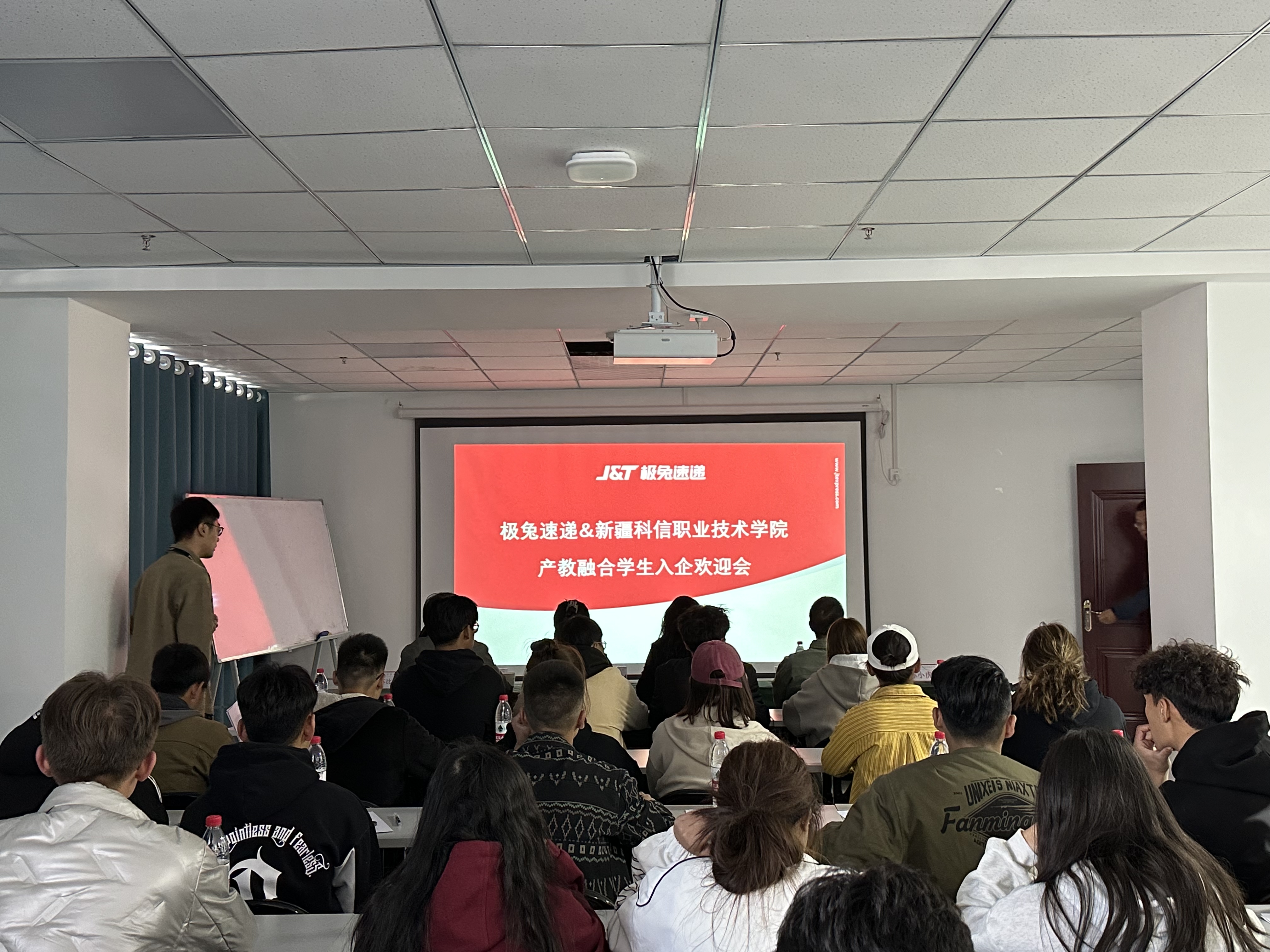 求“真”顶岗教学  务“实”产教融合——mg冰球突破与新疆极速兔供应链治理有限公司“产教融合学生入企”接待会