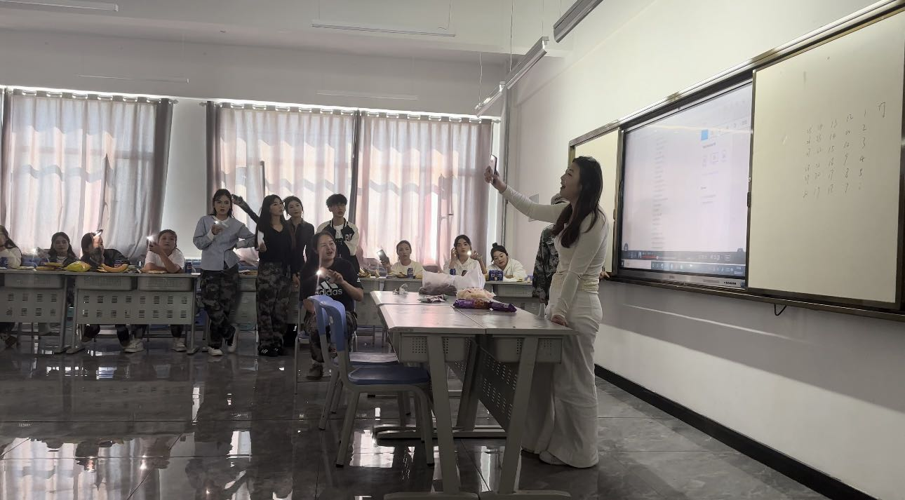 月圆人团圆，共筑中秋情—师生同庆，传承文化，绽放风范