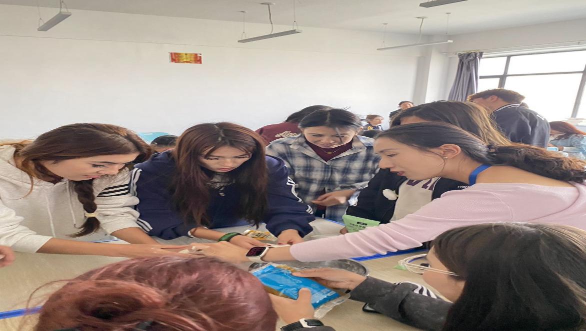 经管携手共焙月，情深意满中秋夜