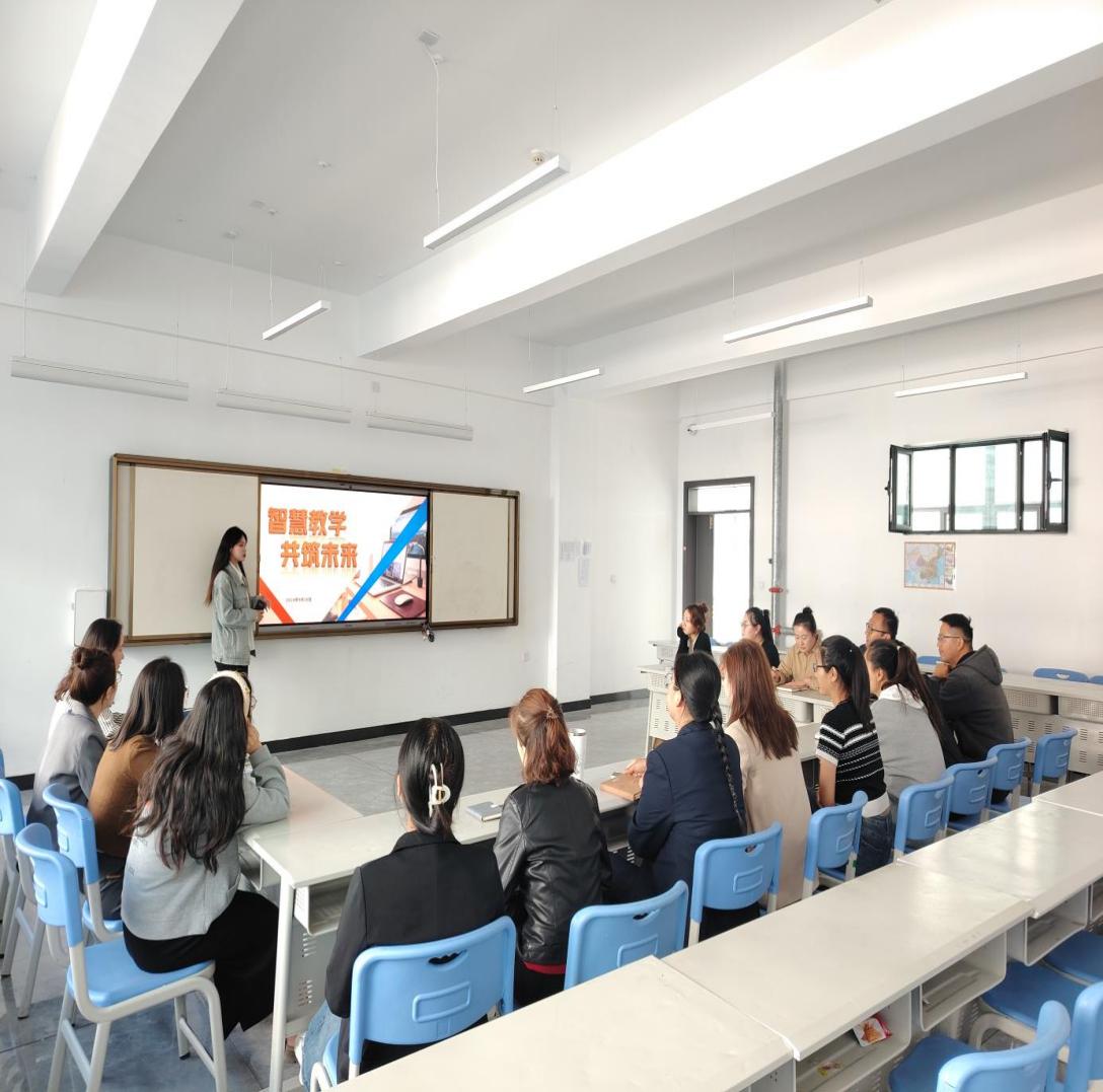 智慧教学，共筑未来——mg冰球突破经济治理学院优异教案树模教学钻研会