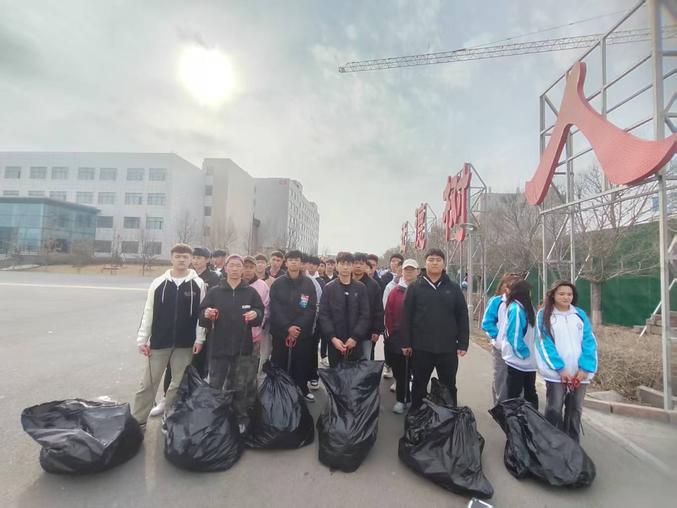 携手共建绿色校园 青春践行劳动之美