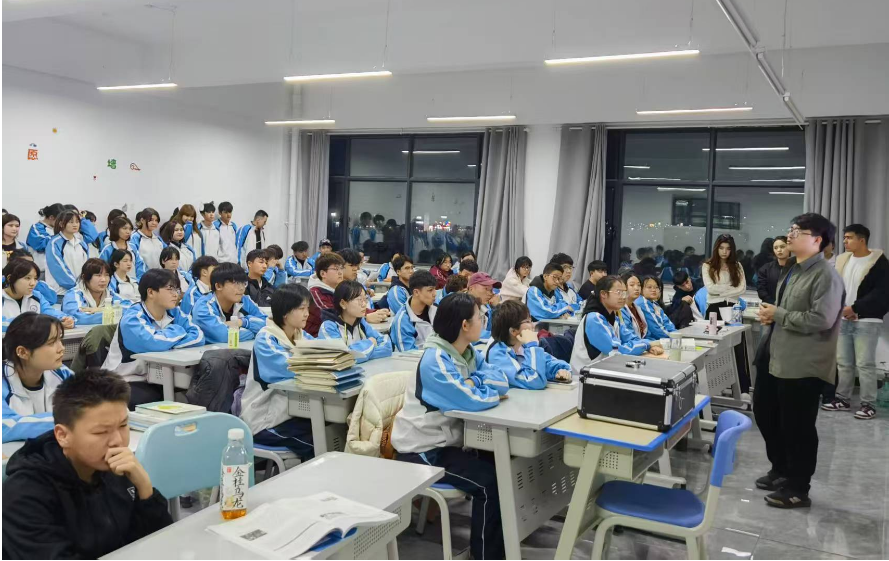 公共效劳与治理学院分团委大学生宣讲团开展共青团知识与入团流程宣讲