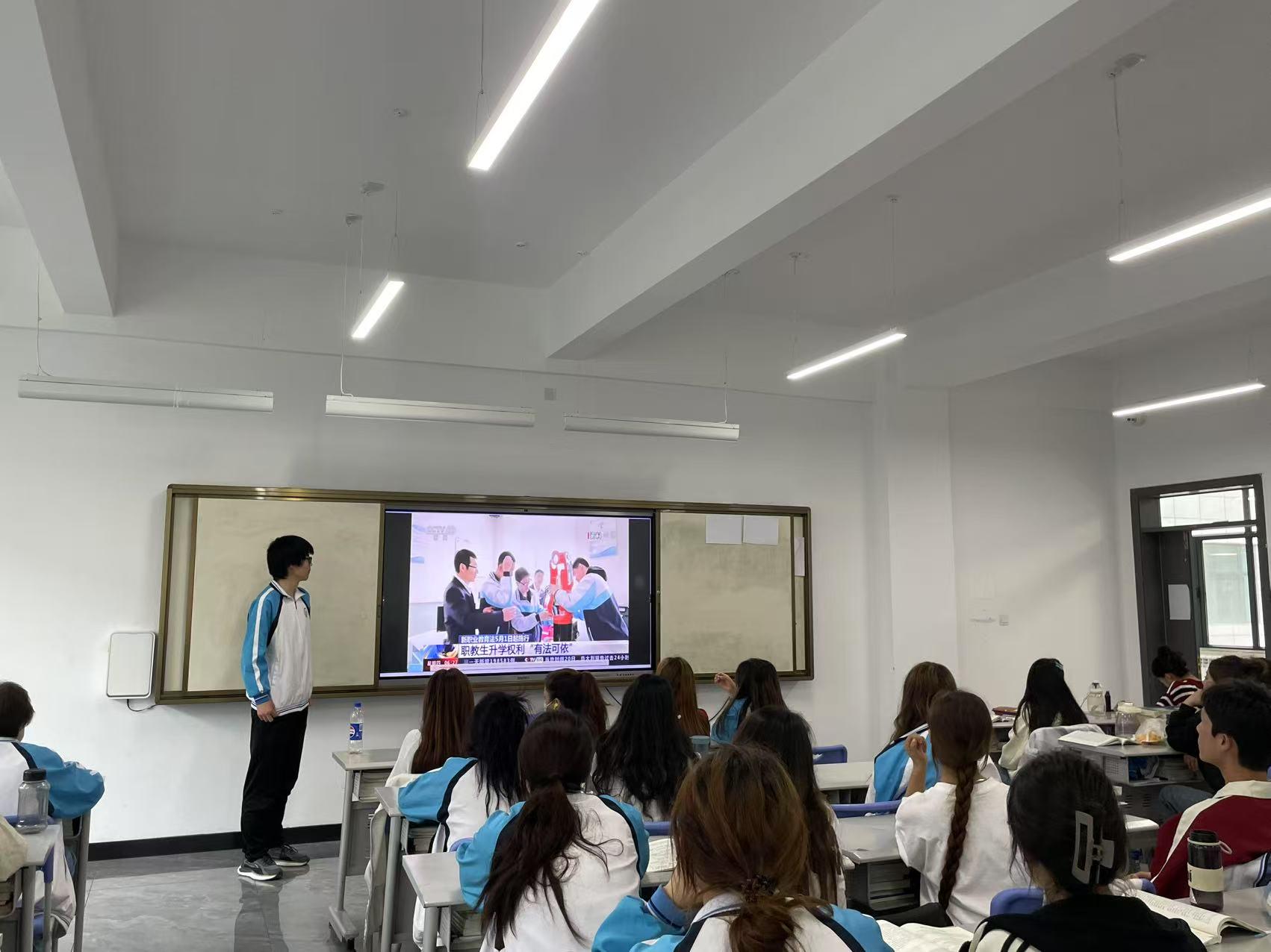 公共效劳与治理学院2025年职业教育活动周系列活动之职业教育法宣讲