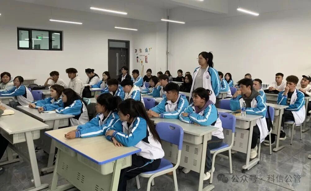 公共效劳与治理学院召开学生代表座谈会：以生为本，共筑育人新图景