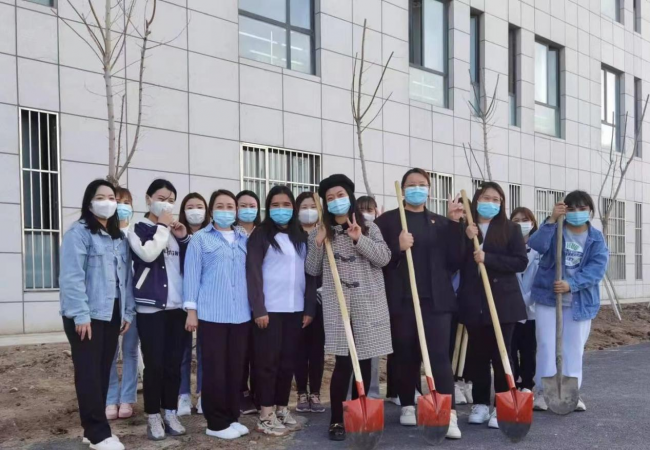 我院联合工业园社区妇联开展“植树造林、绿化情形、美化生涯”活动
